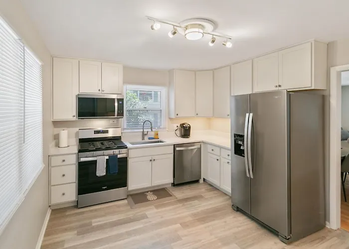 5br Fully Fenced With 2 Living Family Ready Near Naval Base