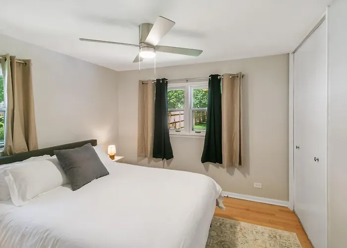 5br Fully Fenced With 2 Living Family Ready Near Naval Base *